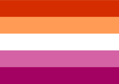 Das Bild zeigt die lesbische Pride-Flagge, die aus fünf horizontalen Streifen besteht. Von oben nach unten sind die Farben: Rot, Orange, Weiß, Pink und Dunkelrosa.