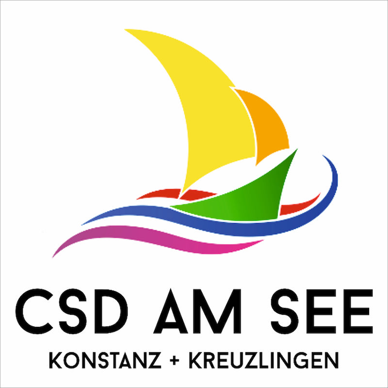 Logo des CSD am See für Konstanz und Kreuzlingen. Es zeigt ein stilisiertes Segelboot mit Segeln in den Farben Gelb und Orange auf einem Bootskörper in Grün, das über Wellen in den Farben des Regenbogens gleitet. Unter dem Bild steht 'CSD AM SEE' in großen, schwarzen Buchstaben, gefolgt von 'KONSTANZ + KREUZLINGEN'. Das Logo symbolisiert Freiheit und die Verbindung der LGBTQ+ Community über die Grenzen von Konstanz und Kreuzlingen hinweg.