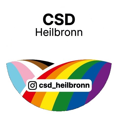 Die Grafik zeigt das Logo vom CSD Heilbronn. Die rechte Seite zeigt die traditionellen Regenbogenfarben (Rot, Orange, Gelb, Grün, Blau und Violett) in horizontalen Streifen. Die linke Seite hat einen Chevron-Muster in Schwarz und Braun (für die Inklusion von People of Color), Hellblau, Pink und Weiß (für Transgender-Personen). Unten findet sich in schwarzer Schrift auf weißem Hintergrund ein Instagram-Symbol mit csd_heilbronn