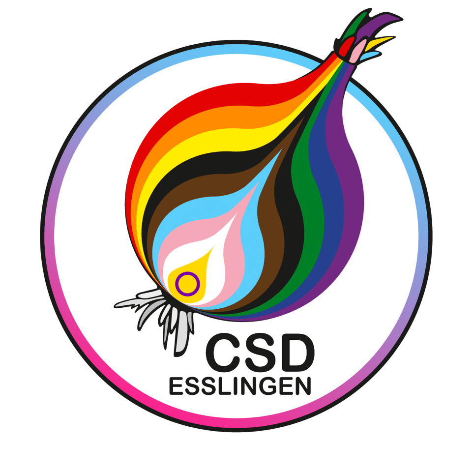 Das Bild zeigt das Logo des CSD Esslingen, das aus einer stilisierten Zwiebel besteht, die in Regenbogenfarben von Rot bis Violett verläuft. Die Zwiebel ist innerhalb eines doppelten Kreises platziert, und am unteren Rand des inneren Kreises steht in schwarzen Buchstaben "CSD ESSLINGEN". Das Design symbolisiert Wachstum und Vielfalt, repräsentiert durch die Zwiebel und die Regenbogenfarben.