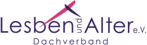 Logo des Dachverbands Lesben und Alter e.V. In lila Schrift steht "Lesben und Alter e.V." mit "Dachverband" darunter. Über dem Text ist eine pinke geschwungene Linie, die von einem lila Strich durchbrochen wird.