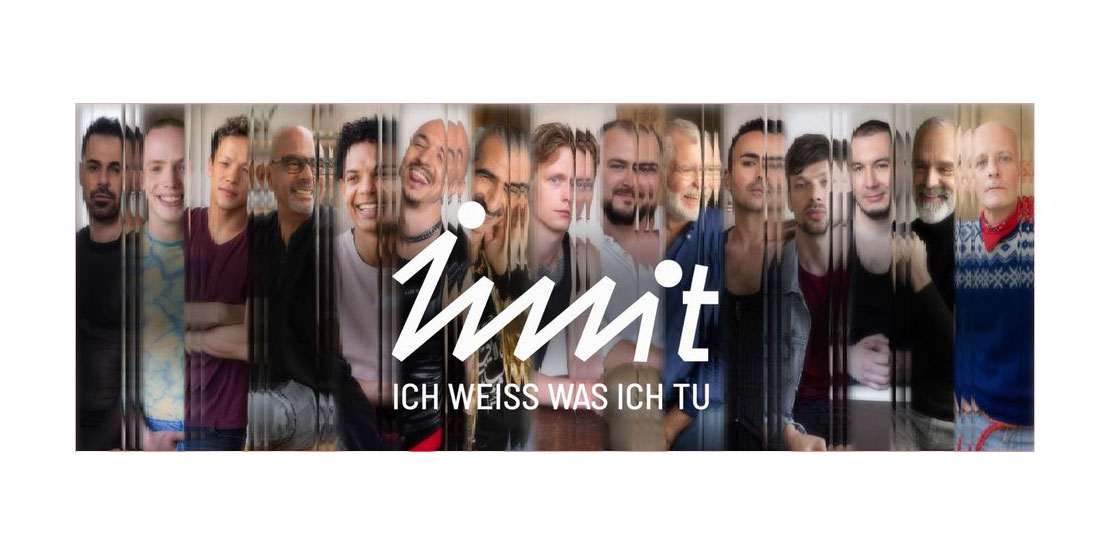 Eine Gruppe von 15 lächelnden als männlich gelesenen Personen unterschiedlicher Herkunft steht nebeneinander. Im Vordergrund steht der weiße Schriftzug "IWWIT" mit dem Untertitel "Ich weiß was ich tu".