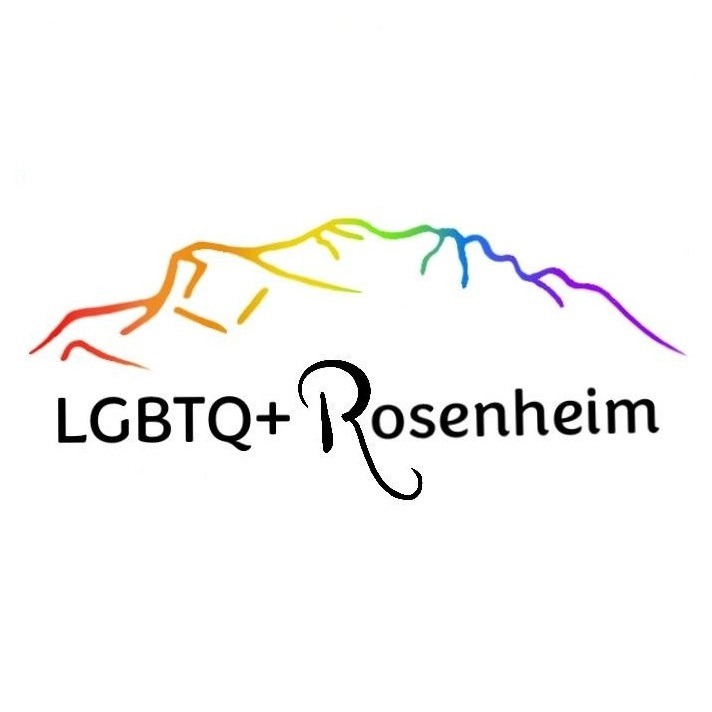 Logo von LGBTQ+ Rosenheim: Eine stilisierte, regenbogenfarbene Bergsilhouette über dem Text "LGBTQ+ Rosenheim", wobei das "R" in "Rosenheim" besonders gestaltet ist. Text: "LGBTQ+ Rosenheim - Dein Verein für queeres Leben in Rosenheim!"