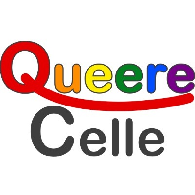 Das Bild zeigt das Logo des CSD Celle, es heißt  "Queere Celle". Das Logo  besteht aus dem Wort "Queere" in Großbuchstaben, wobei jeder Buchstabe in einer anderen Farbe des Regenbogens gefärbt ist, unterstrichen mit einem roten Schwung. Darunter steht "Celle" in einfachem, grauem Text.