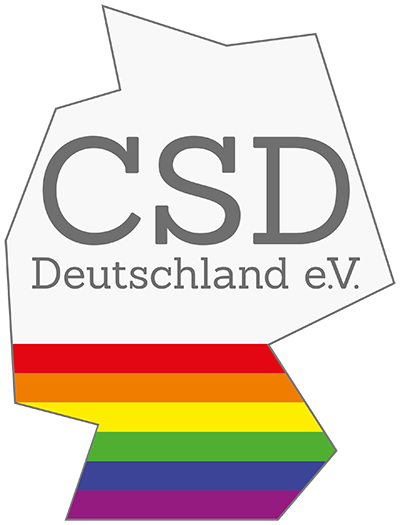 Das Bild zeigt ein Logo für "CSD Deutschland e.V.". Das Design des Logos hat die Umrisse von Deutschland als Hintergrund, jedoch mit kantigen und stilisierten Konturen. Im oberen Bereich des Logos steht in großen, grauen Buchstaben "CSD". Darunter ist in kleinerer, ebenfalls grauer Schrift "Deutschland e.V." geschrieben. Der untere Teil des Logos ist in den Farben der Regenbogenflagge gehalten, die die Vielfalt und die LGBTQ+-Gemeinschaft symbolisieren. Die Farben sind von oben nach unten: Rot, Orange, Gelb, Grün, Blau und Lila. Die Farben verlaufen horizontal und füllen den unteren Bereich des stilisierten Deutschlands aus.