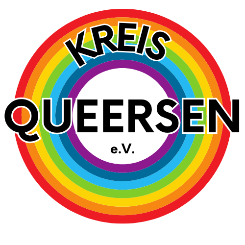 Logo des Vereins Kreis Queersen e.V. In der Mitte steht der Schriftzug 'Kreis Queersen e.V.' in schwarzen Großbuchstaben, umgeben von konzentrischen Kreisen in den Farben des Regenbogens.