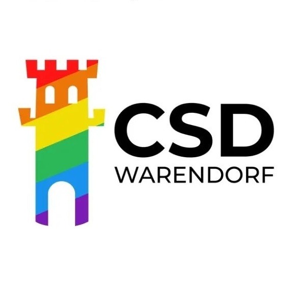 Logo des CSD Warendorf. Links befindet sich ein Turm, der diagonal in den Farben des Regenbogens gestaltet ist. Rechts steht der Schriftzug 'CSD Warendorf' in schwarzen Großbuchstaben.