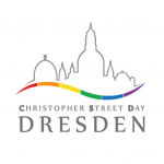 Logo des Christopher Street Day Dresden, dargestellt durch eine stilisierte, graue Silhouette der Dresdner Skyline, einschließlich markanter Gebäude wie der Frauenkirche. Unter der Skyline verläuft ein halbkreisförmiger Regenbogenstreifen. Darunter steht 'CHRISTOPHER STREET DAY DRESDEN' in grauer Schrift. Das Design symbolisiert die Vielfalt und das kulturelle Erbe der Stadt.