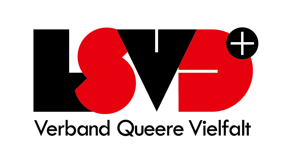 Logo des LSVD+ (Lesben- und Schwulenverband in Deutschland). Die Buchstaben „LSVD“ sind in Schwarz und Rot gestaltet, wobei das „D“ ein roter Halbkreis mit einem weißen Querstrich ist. Oben rechts befindet sich ein schwarzer Kreis mit einem weißen Pluszeichen. Unter dem Logo steht „Verband Queere Vielfalt“ in schwarzer Schrift.