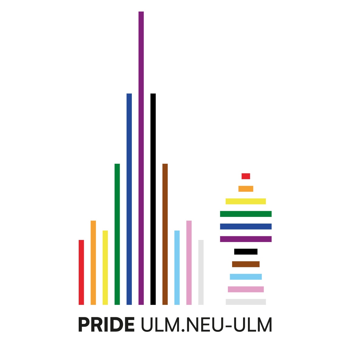Bunte vertikale Linien in Regenbogen Abstufung bilden die Skyline der Stadt Ulm bzw. Neu-Ulm, darunter steht in schwarzer Schrift "Pride Ulm.Neu-Ulm