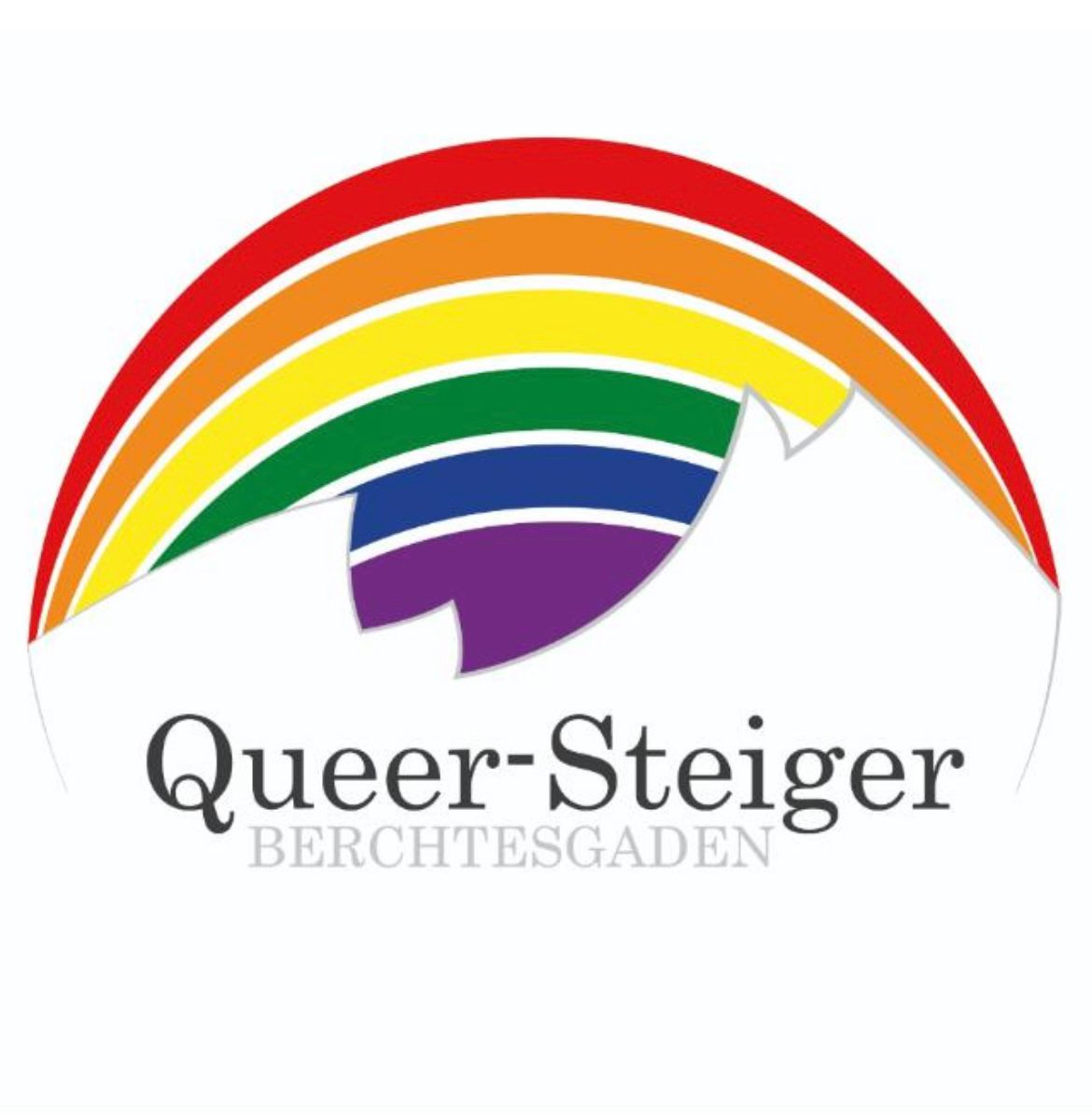 Logo des CSD Berchtesgarden, es zeigt einen Regenbogen im Hintergrund, und ein Alpenpanorama im Vordergrund, darunter die Worte Queer-Steiger Berchtesgarden