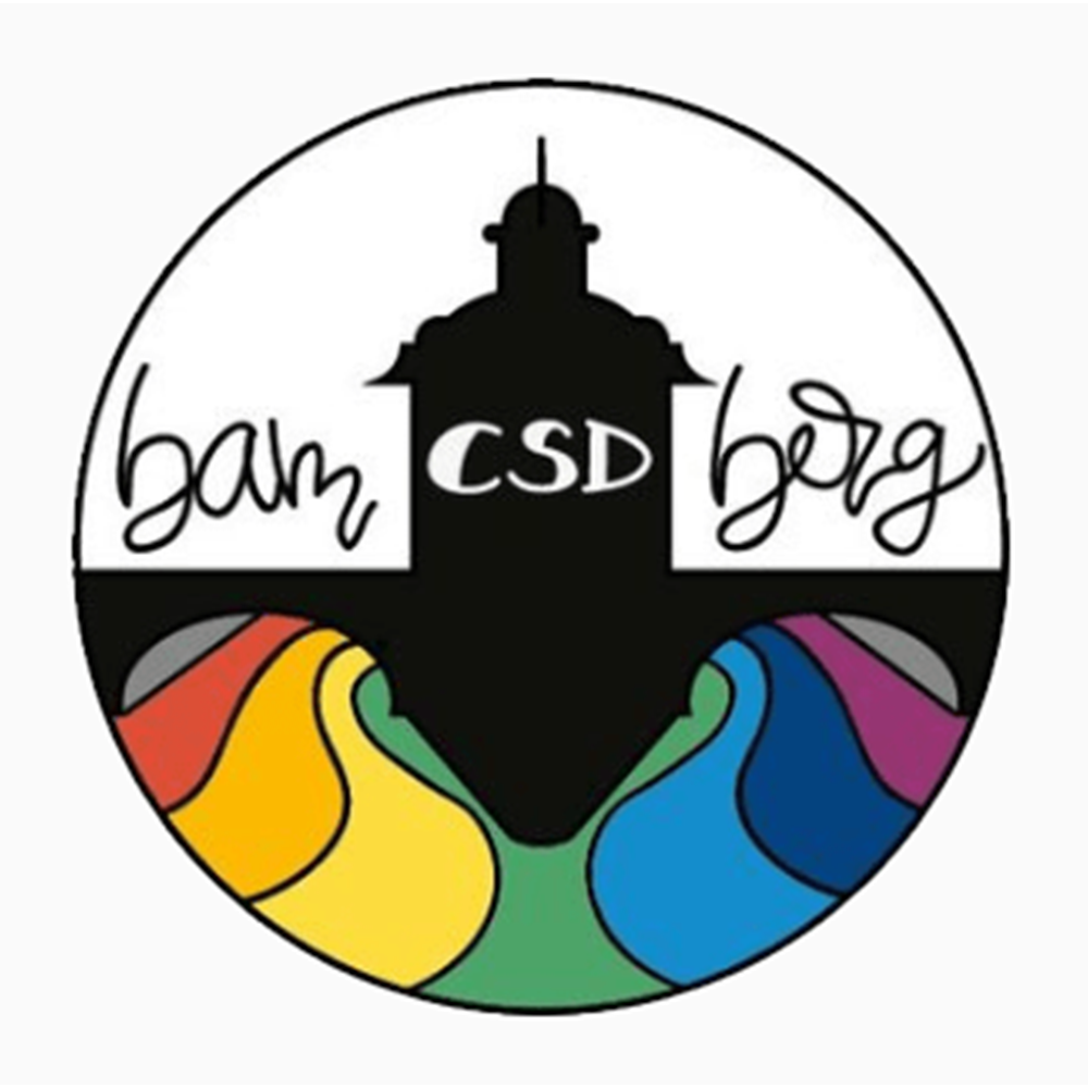 Zwei stilisierte Sprechblasen mit Regenbogenstreifen. Die linke Sprechblase hat ein Herzsymbol mit der Aufschrift "CSD BAYREUTH". Die rechte Sprechblase hat ein "Q" Symbol, das ebenfalls in Weiß aufgebracht ist.