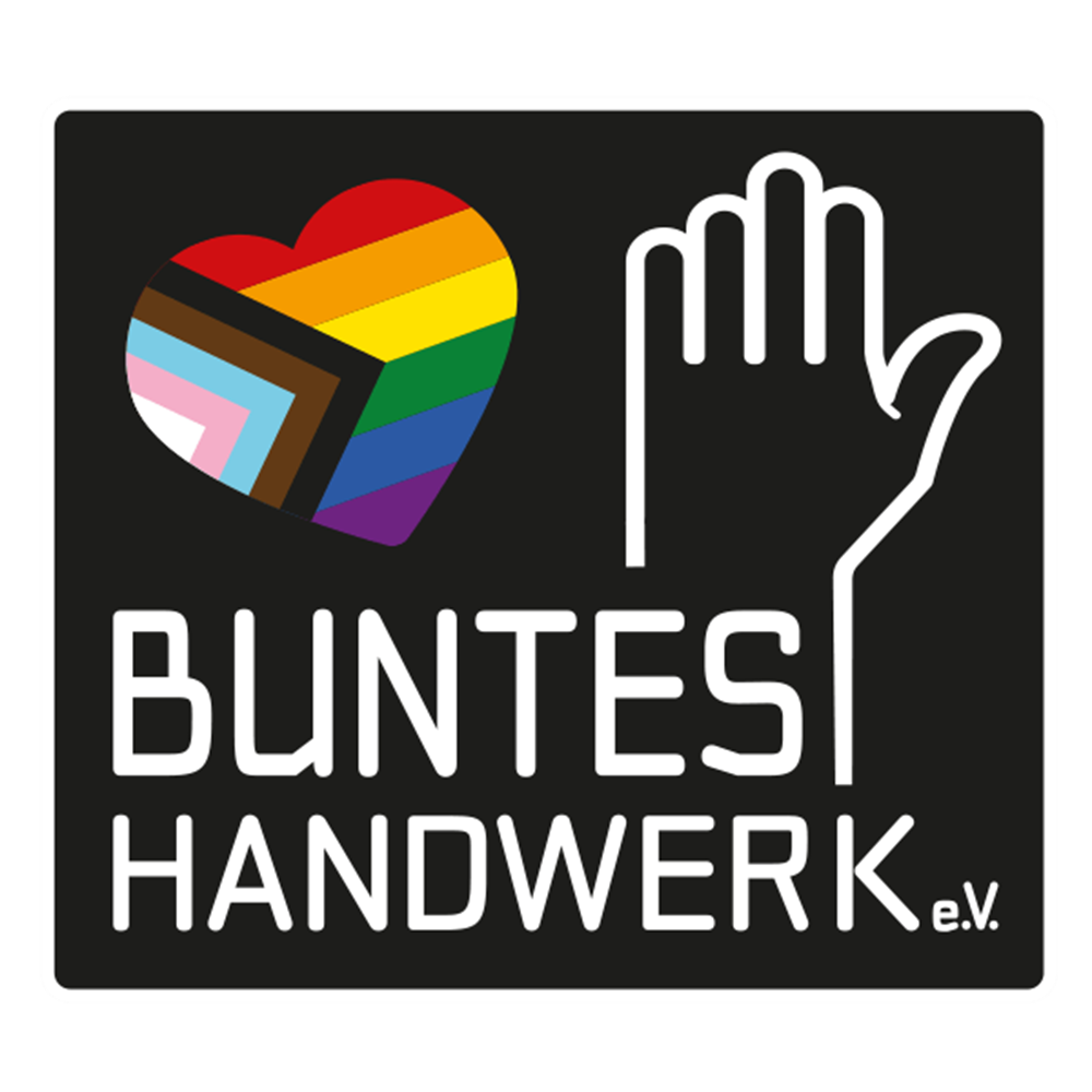 Logo des LSVD+ (Lesben- und Schwulenverband in Deutschland). Die Buchstaben „LSVD“ sind in Schwarz und Rot gestaltet, wobei das „D“ ein roter Halbkreis mit einem weißen Querstrich ist. Oben rechts befindet sich ein schwarzer Kreis mit einem weißen Pluszeichen. Unter dem Logo steht „Verband Queere Vielfalt“ in schwarzer Schrift.