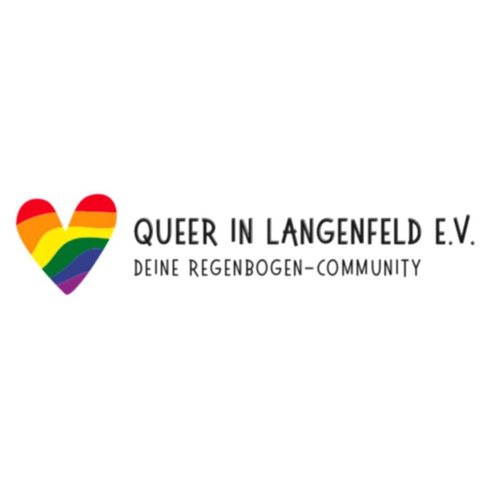 Das Bild zeigt das Logo des Christopher Street Day (CSD) Leipzig. Der Text "Christopher Street Day Leipzig" ist in schwarzer Schrift zentriert. Darunter befindet sich die Website "www.csd-leipzig.de". Das Logo ist durch zwei diagonale Linien oben und unten in den Farben des Regenbogens eingerahmt.