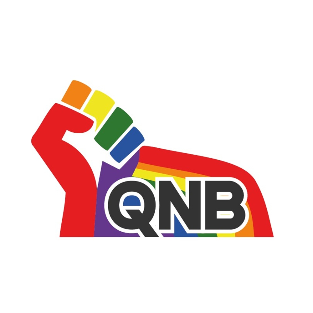 Logo des CSD Bremen. Es zeigt die berühmte Bremer Stadtmusikanten-Silhouette, bestehend aus einem Esel, einem Hund, einer Katze und einem Hahn, gestapelt in schwarzer Farbe. Unter den Tieren steht 'CSD BREMEN' in großen Buchstaben, wobei jeder Buchstabe in einer anderen Farbe des Regenbogens gestaltet ist, beginnend mit Rot für 'C' und endend mit Lila für das 'N', was die Vielfalt der LGBTQ+ Community darstellt.