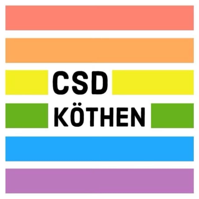 Logo des CSD am See für Konstanz und Kreuzlingen. Es zeigt ein stilisiertes Segelboot mit Segeln in den Farben Gelb und Orange auf einem Bootskörper in Grün, das über Wellen in den Farben des Regenbogens gleitet. Unter dem Bild steht 'CSD AM SEE' in großen, schwarzen Buchstaben, gefolgt von 'KONSTANZ + KREUZLINGEN'. Das Logo symbolisiert Freiheit und die Verbindung der LGBTQ+ Community über die Grenzen von Konstanz und Kreuzlingen hinweg.